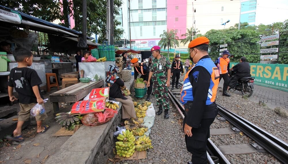 Kumuh & Bahaya, KAI Daop 8 Tegur Masyarakat yang Beraktivitas di Jalur KA 1 KAI Daop 8 Surabaya melakukan giat jalan kaki petak, Rabu (24/5/2023) yang dipimpin Manager PAM Daop 8 Surabaya, Suharto dan jajarannya. (ist)