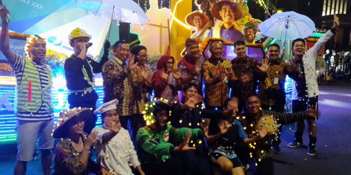 Hadi Purnomo, Kepala Kantor BPJamsostek Jatim dan jajarannya bersama Wali Kota Surabaya Eri Cahyadi dan istri dengan background perahu BPJS Ketenagakerjaan. (foto2: hari)