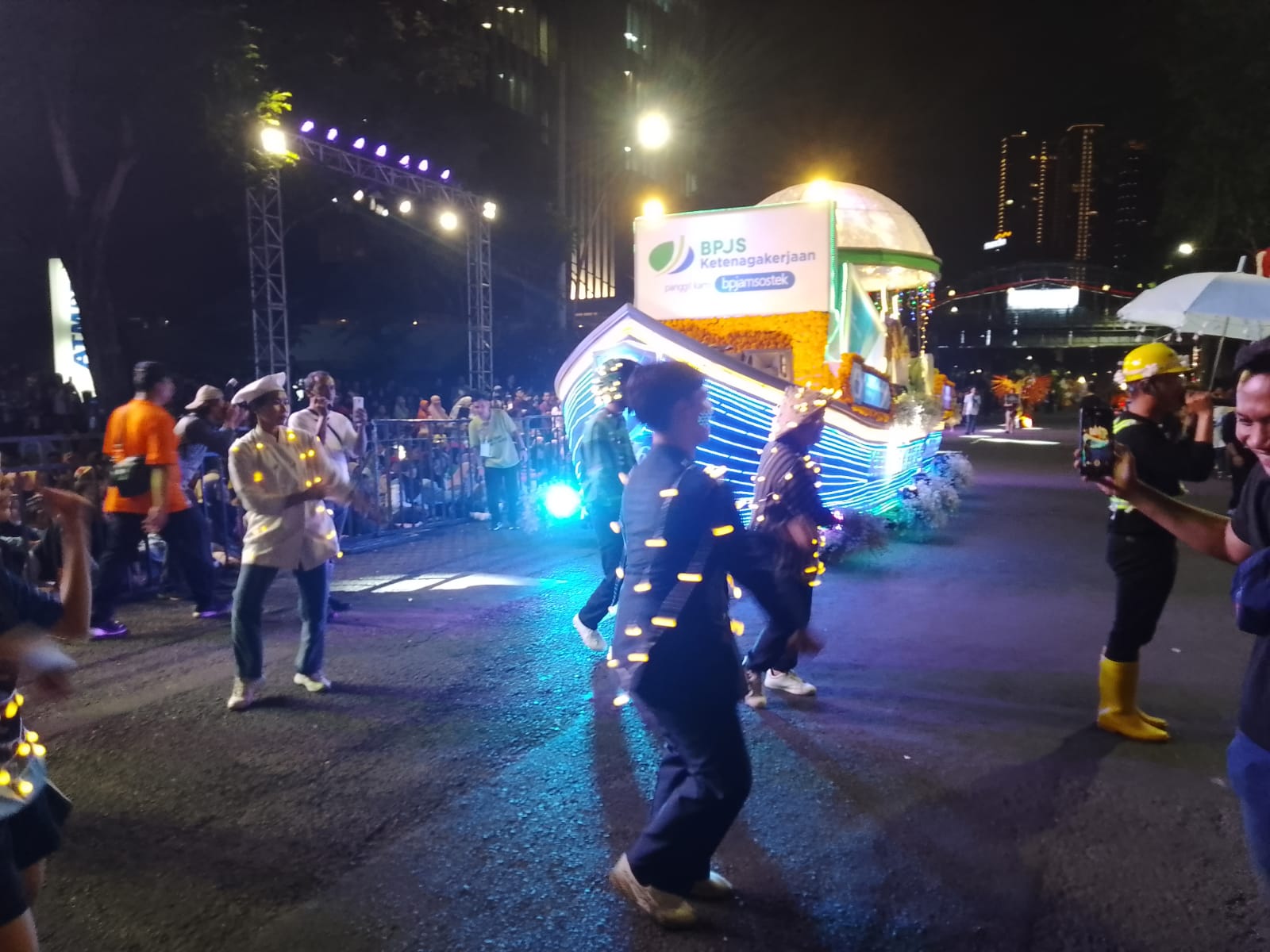 Perahu BPJS Ketenagakerjaan Meriahkan Light Parade HUT Kota Surabaya Ke-730 1