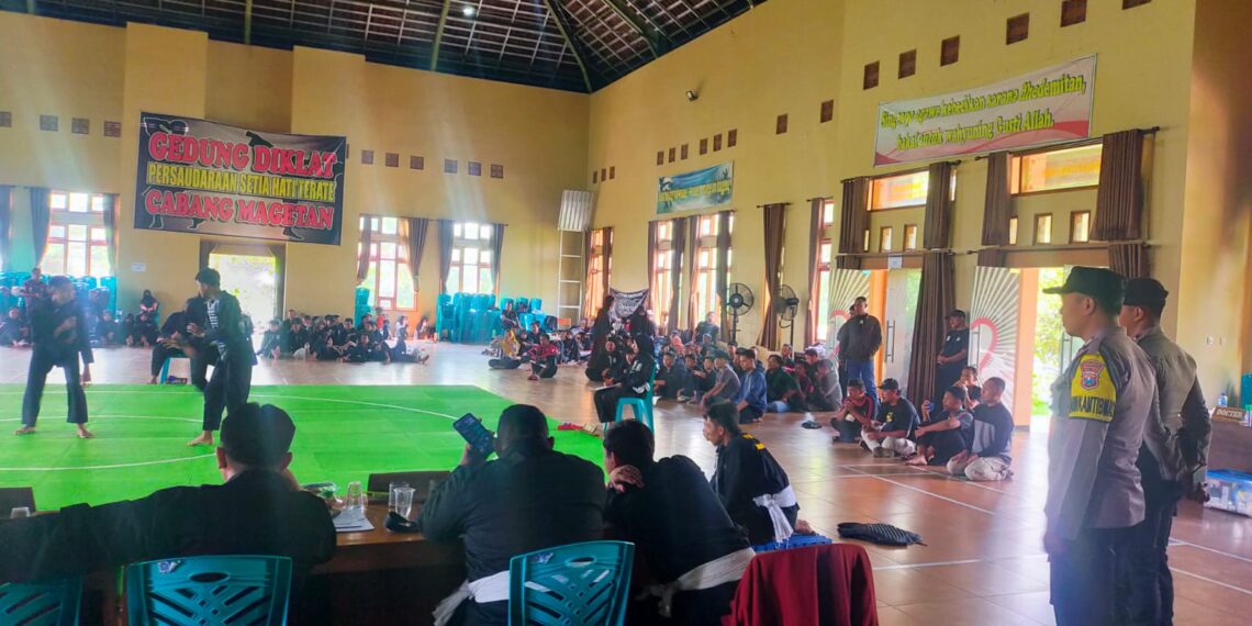 Kolaborasi Polisi RW dan Bhabinkamtibmas Amankan Kompetisi Krida Siswa PSHT Magetan 1