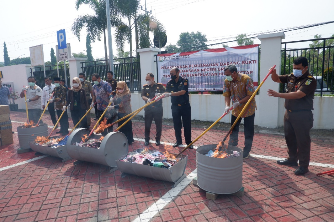 Kejari Gresik Musnahkan BB dari 196 Perkara, Sabu dan Ganja Mendominasi 1