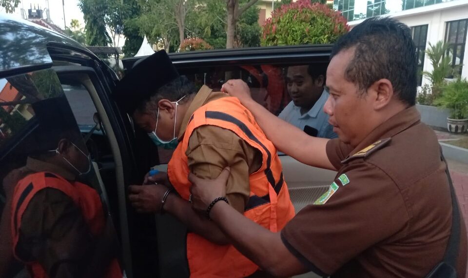 Tersangka S saat ditahan Kejari Gresik