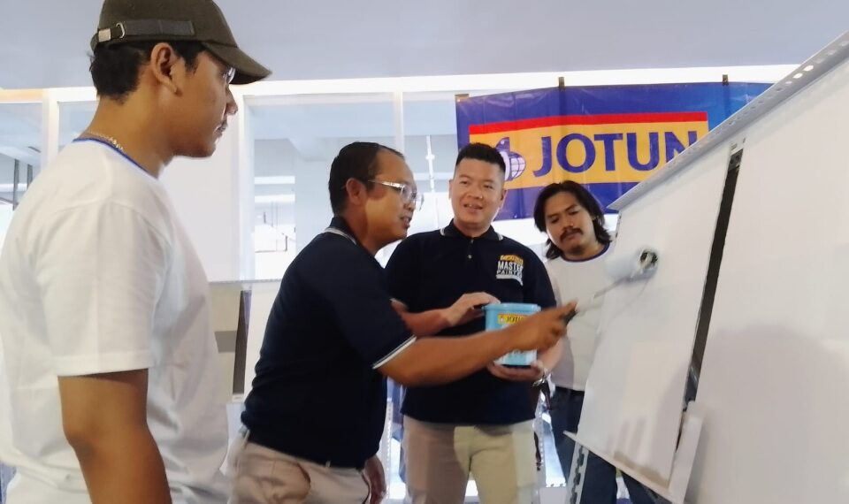 SPM Koordinator PT Jotun Indonesia Area Jatim dan Bali, Bambang Suryanto (2 kiri) dan Decorative Retail Consultant PT Jotun Indonesia, Stevan Suryanto (2 kanan) saat Master Painter, Senin (12/6/2023).(foto: hari)