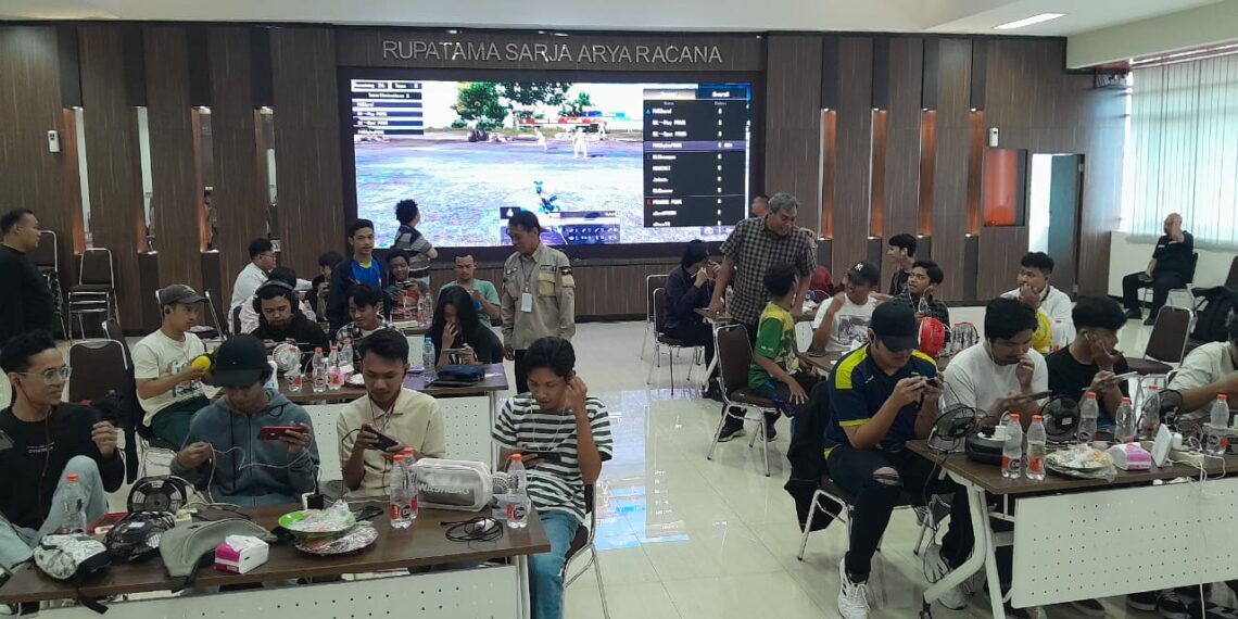 Kasat Narkoba, Ketum ESI Gresik, dan peserta turnamen