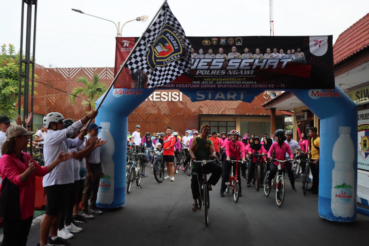 Banjir Hadiah, Gowes Sehat Polres Ngawi Sambut Hari Bhayangkara ke-77 1
