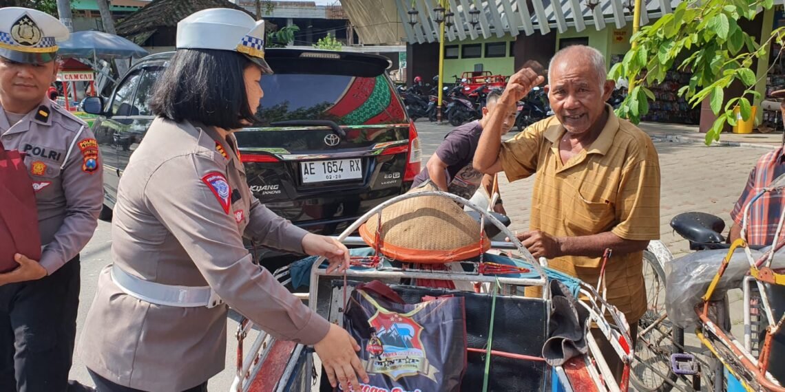 Satlantas Polres Magetan Patroli Sambil Bagikan Bansos dalam Rangka Sambut Hari Bahyangakara ke-77