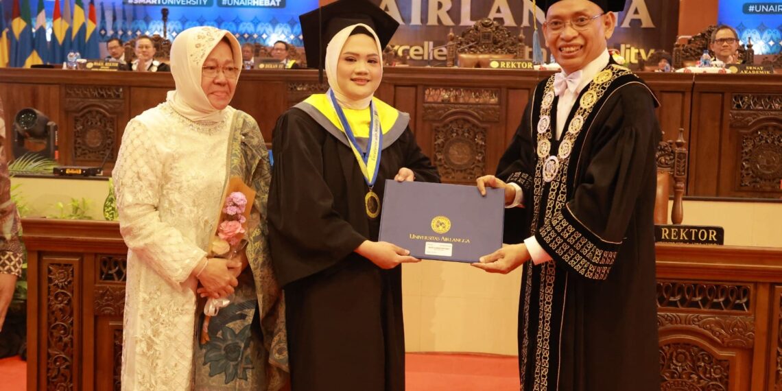 Tantri Gunarni Saptoadji diapit ibunda Tri Rismaharini dan Rektor Unair Prof. Nasih. (ist)