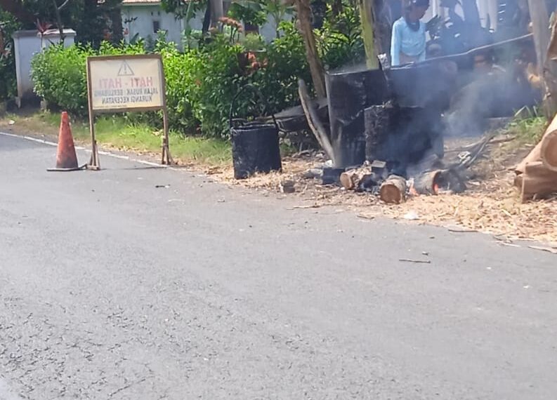 Pekerja lapangan Dinas Bina Marga dan Bina Kontruksi Kabupaten Pasuruan saat perbaikan jalan di Desa Karang Asem Wonorejo.