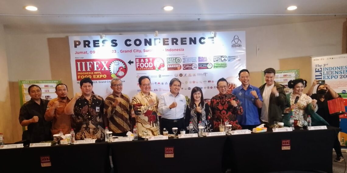 KONFERENSI PERS: Chief Executive Officer (CEO) PT. Kristamedia Pratama, Daud D Salim (5 kiri) bersama para narasumber jelang pameran Indonesia International Food Exhibition 2023 (IIFEX 2023)" 15-18 Juni 2023 di Grand City Surabaya. (foto: hari)