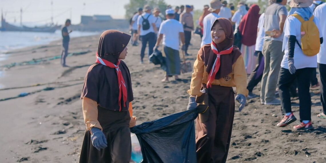 Aksi bersih pantai atau coastal clean up (CCU) di Pantai Grinting, Probolinggo, Sabtu (10/6/2023). (ist)