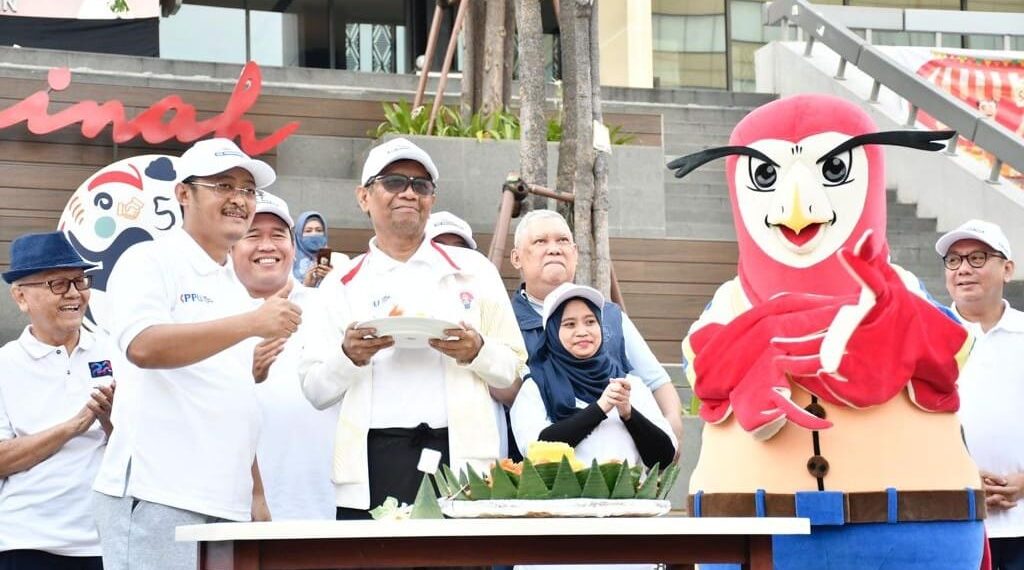 Ketua KPPU Afif Hasbullah & Menteri Koordinator Bidang Politik, Hukum & Keamanan Mahfud MD saat deklarasi, Minggu (11/6/2023). (ist)
