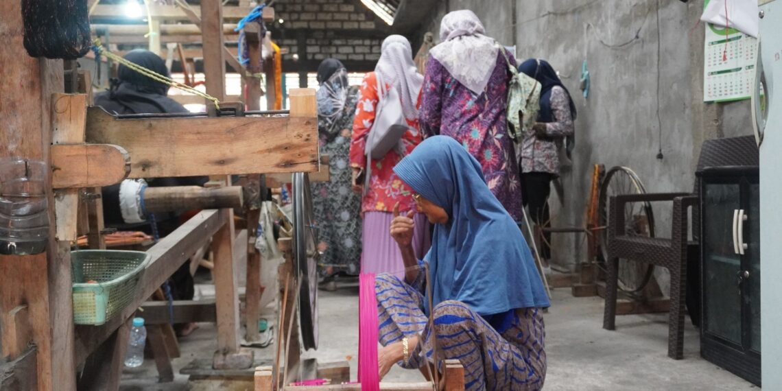 peserta belajar ke pengrajin tenun bukan mesin