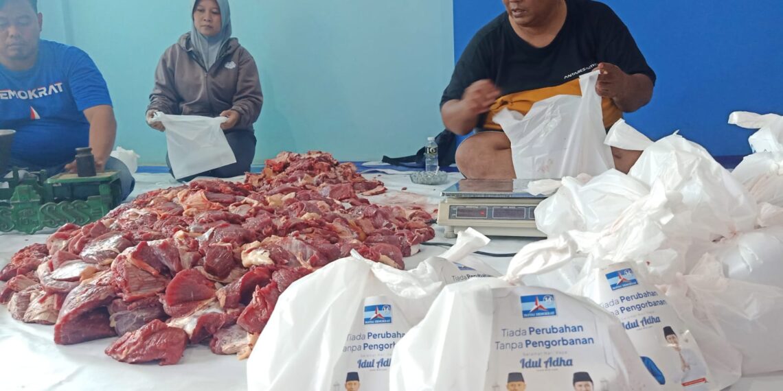 Partai Demokrat Jatim saat bagi Kurban.