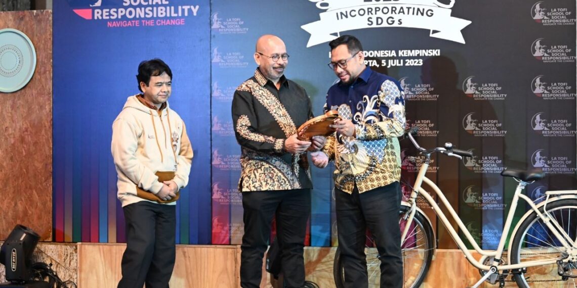 Chairman La Tofi School of Social Responsibility, La Tofi (tengah) menyerahkan Penghargaan Nasional CSR SDGs predikat Platinum kepada CSR Monitoring dan Evaluation Officer SIG, Rahmad A. Perdana (kanan) di ajang Nusantara CSR Awards 2023. (ist)