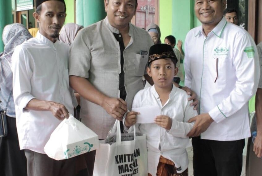 Peserta Khitanan Massal Pegadaian Cabang Gresik Membludak 1 Peserta mendapat bingkisan sarung, songkok, kemeja, perlengkapan sekolah hingga uang saku di Khitanan Massal Pegadaian Cabang Gresik bersama Lazisnu & LKNU Kab. Gresik. (ist)