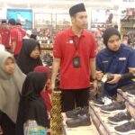 Puluhan Yatim Belanja Sepatu Baru di Matahari Gress Mall IMG-20230714-WA0172