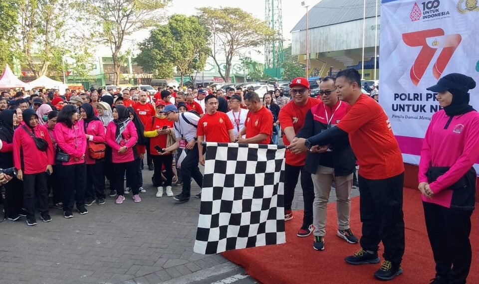 Regional Head North East Java Smartfren Yulianto bersama Kapolresta Sidoarjo Kombes Pol. Kusumo Wahyu Bintoro, S.H., S.I.K. saat pelepasan peserta jalan sehat di GOR Sidoarjo, Sabtu (15/7/2023) pagi. (foto2: hari)