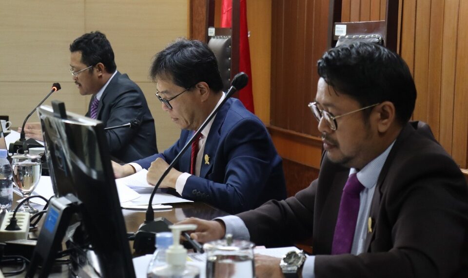 Ketua Majelis Komisi Dr. Drs. Chandra Setiawan, M.M., Ph.D, didampingi Anggota Majelis Komisi Dr. M. Afif Hasbullah, S.H., M.Hum dan Harry Agustanto, S.H., M.H. (ist)