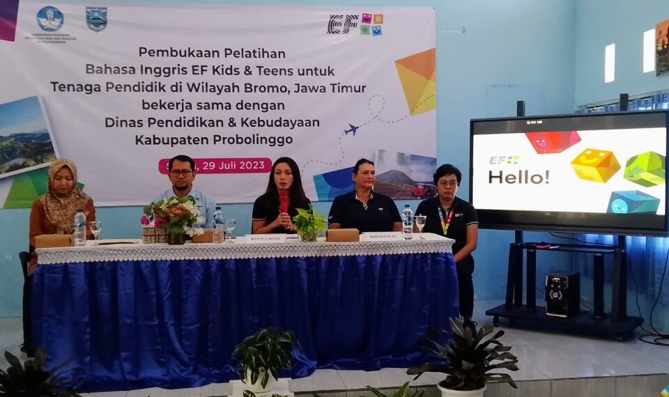 (kiri-kanan) Yunita Nur Laili S.STP., M.A.P Kabid Pembinaan Ketenagaan Dinas P & K Kab Probolinggo, H Fathur Rozi Kadis P & K Kab. Probolinggo,
Juli Simatupang Director of Corporate Affairs EF Kids & Teens Indonesia,
Wendy George Academic Operation Manager Kids & Teens Indonesia dan
Yokebet Suryaningsih Senior Teacher Manager Surabaya. (foto: hari)