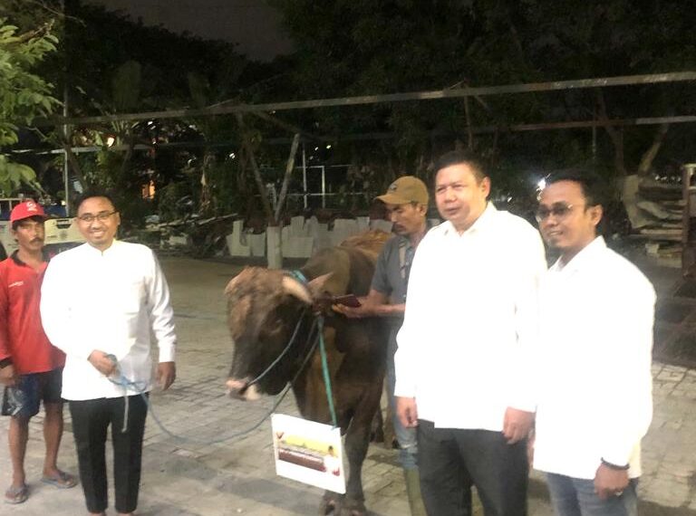 DPD Gerindra Jatim saat bagi hewan kurban ke PWNU Jatim dan PW Muhammadiyah Jatim