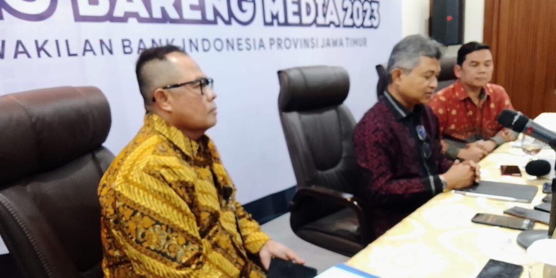 Kepala Bank Indonesia (BI) Jatim, Doddy Zulverdi (tengah) saat Bincang Bareng Media (BBM), Kamis (6/7/2023). (foto: hari)
