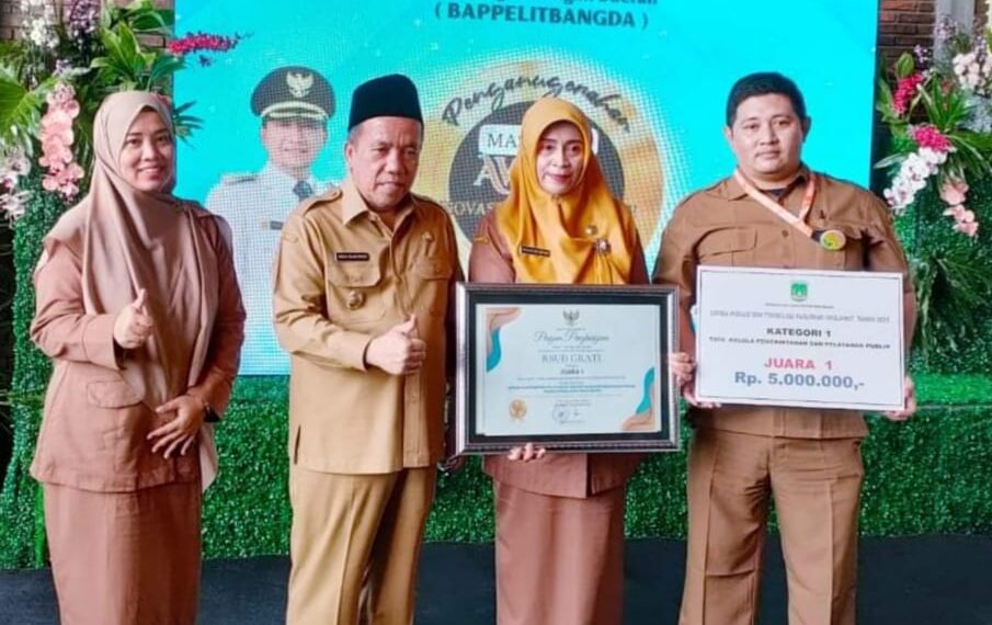 Plh Bupati Pasuruan KH. A Mujib Imron memberikan tanda penghargaan kepada Direktur RSUD Grati drg Dyah Retno Lestari