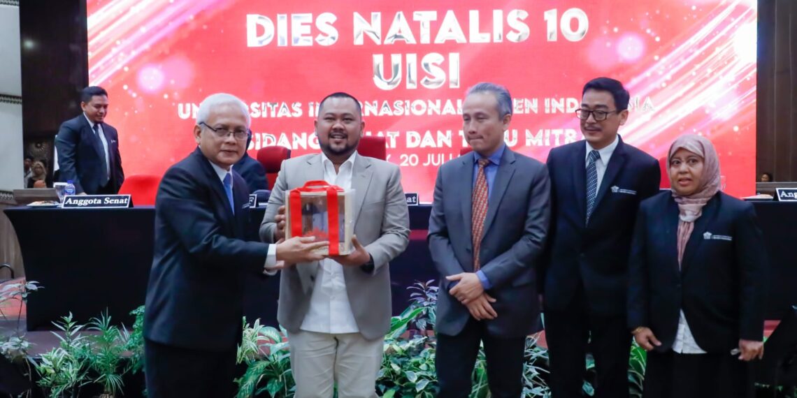 Rektor UISI menyerahkan cinderamata untuk Bupati Gresik