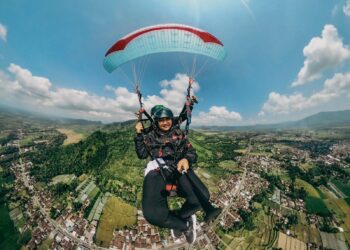 Naik Paralayang di Atas Gunung Api Purba, Bupati Ipuk: Keren, Pemandangan Luar Biasa