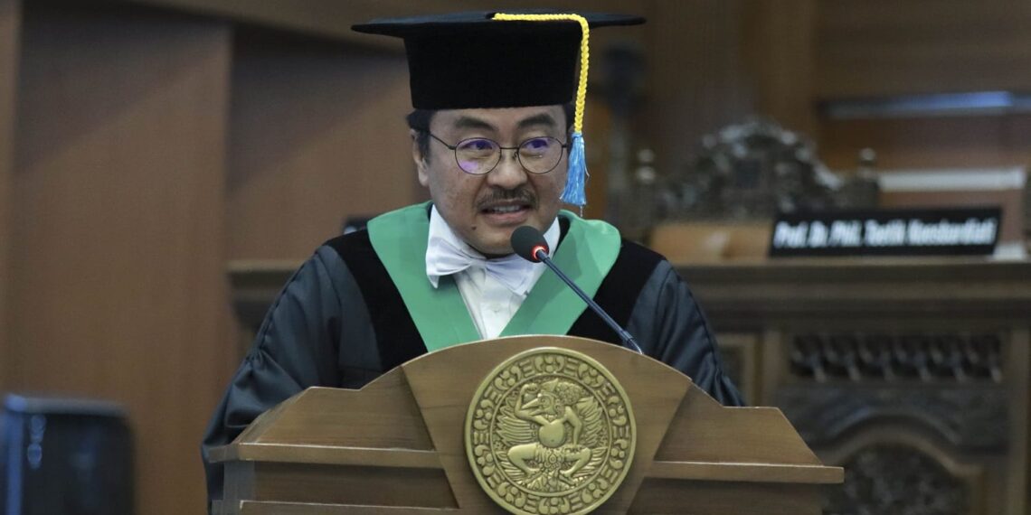 Prof Dr Joni Wahyuhadi dr SpBS (K) MARS, Gubes Unair Ungkap Tantangan & Harapan Bidang Syaraf pada Kanker Glioma Manusia 1 Prof Dr Joni Wahyuhadi dr SpBS (K) MARS (Gubes) Unair dalam bidang ilmu Glioma Molecular and Surgery. di Aula Garuda Mukti Kantor Manajemen, Kampus MERR-C Unair, Kamis (27/7/2023). (ist)