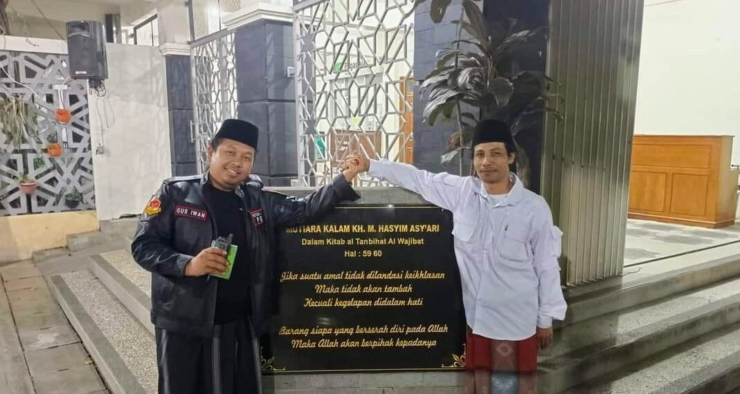 Ketum PGN Gus Iwan (kiri) saat berziarah ke makam Hadrotussyeh KH. Hasyim Asy'ari. (ist)
