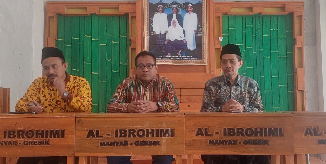 Abdullah Syafi'i (tengah) bersama penggugat Moh. Zainur Rosyid dan Moh. Dimhari Zin saat menggelar jumpa pers