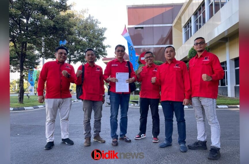 Wakil Ketua Bidang Hukum DPD PDI-P Ida Bagus Nugroho saat lapor di Polda