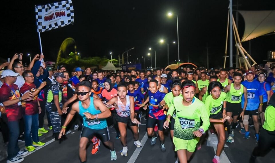 Para peserta saat start dari Pantai Boom Marina
