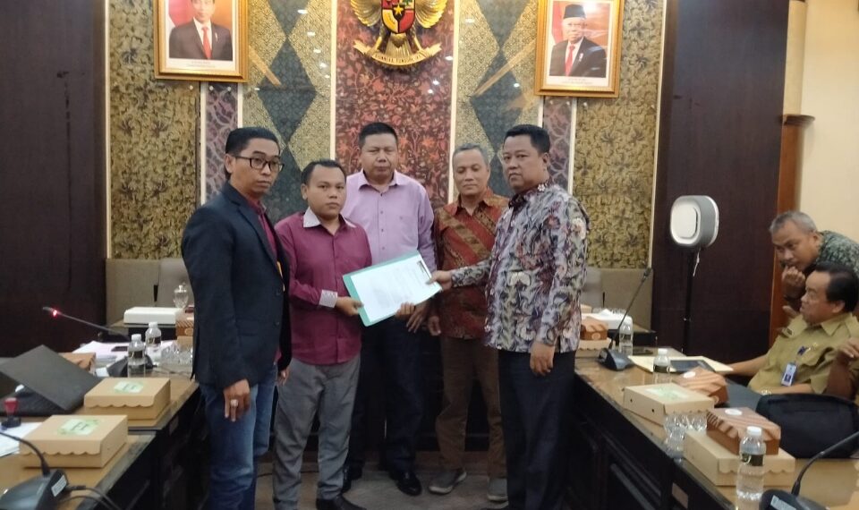 Anggota Komisi D DPRD Jatim saat terima keluhan PKL Mojokerto