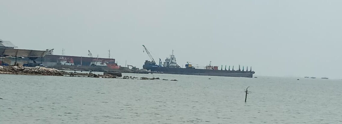 Kapal yang lagi di reparasi dan nunggu di reparasi