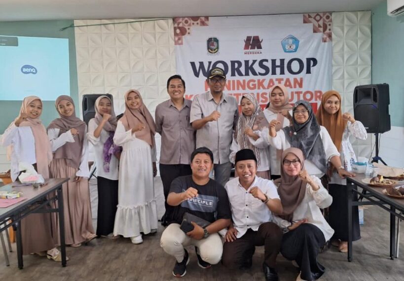 I Made Cahyana Negara (tengah) bersama Fajar Isnaini, R. Ruslan Wahyu Tomo dan para Tutor PKBM Merdeka usai kegiatan workshop