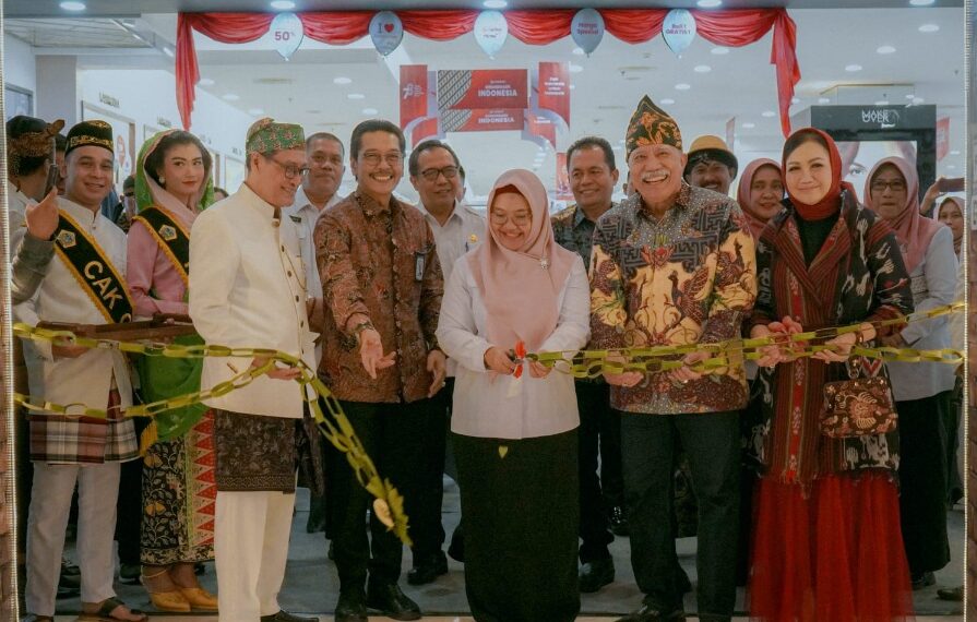 Komut PT DGU, Dirut PT DGU, Wakil Bupati Gresik saat membuka pasar Djadoel