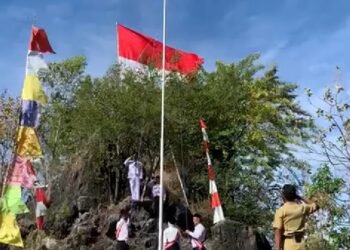 Begini Cara Unik Warga Desa Sooko Menggelar Upacara Bendera