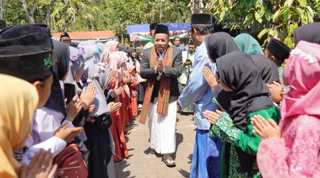 Wakil Bupati Pasuruan, KH A Mujib Imron, saat hadir dan sekaligus membuka Festival Anak Sholeh Indonesia (FASI) di Kecamatan Purwosari.