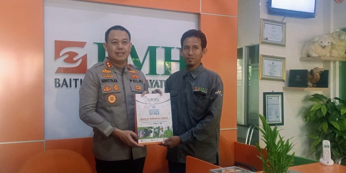 Kapolres Gresik Percayakan Zakat Melalui Laznas BMH 1 Kapolres Gresik AKBP Adhitya Panji Anom bersama Kepala Laznas BMH kantor Gresik, Ustadz Yasin. (ist)