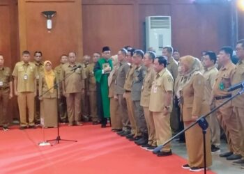 Ratusan pejabat dilingkungan Pemkot Surabaya dilantik di gedung Sawunggaling, kompleks Balai Kota Surabaya, Senin (7/8/2023). (ist)