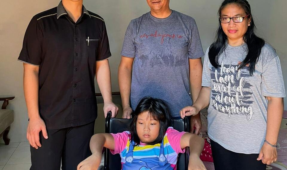 Komunitas Milenial Ganjar kunjungi siswi SDN Sawotratap 1 Sidoarjo yang idap penyakit Rheumatoid Arthritis