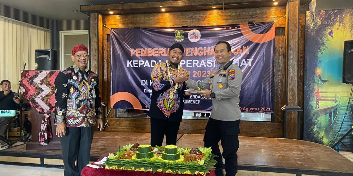 BERSINERGI: Bupati Achmad Fauzi Wongsojudo (tengah) didampingi Kepala Diskopindag Chainur Rasyid (kiri) memberikan Nasi Tumpeng kepada Kapolres AKBP Edo Satya Kentriko (kanan) pada peringatan hari koperasi nasional di caffe Java in pada Kamis (10/8/2023).