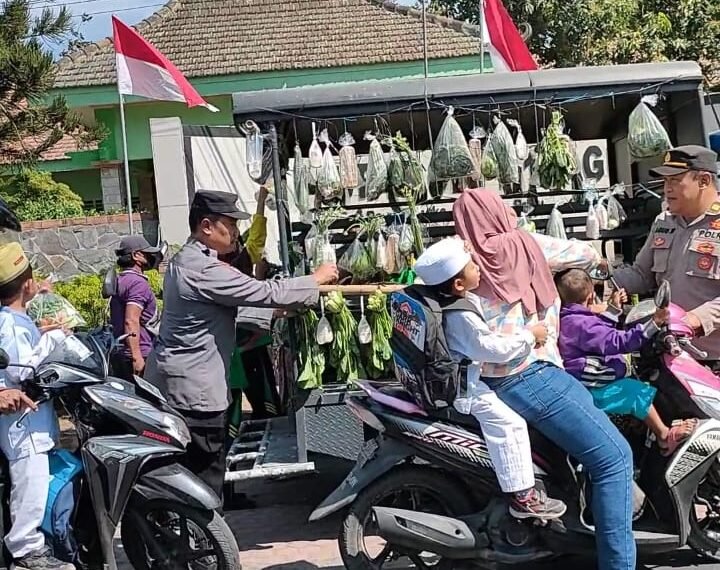 Jum’at Berkah, Polsek Pagu Bagikan Sayur Mayur