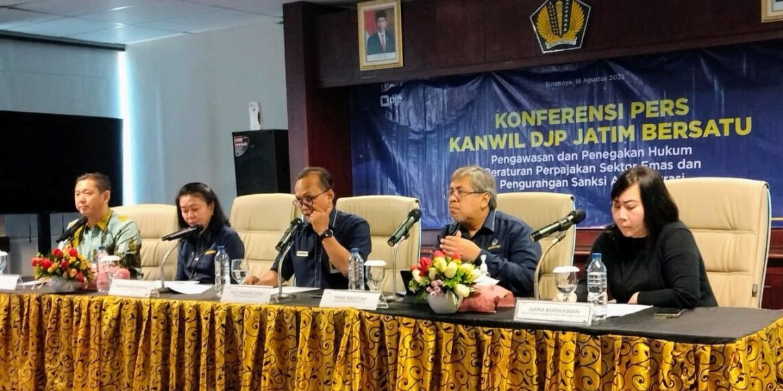 Kanwil DJP Jatim I, II dan III bersatu menggelar konferensi pers bersama di Kanwil DJP Jatim I Jl. Jagir Wonokromo, Surabaya, Rabu (16/8/2023). (foto: hari)