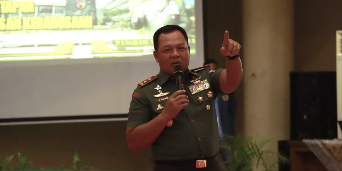 Pangdam V/Brawijaya Mayjen TNI Farid Makruf saat memberi wawasan kebangsaan ke Maba Unitomo, Senin (28/8/2023). (ist)