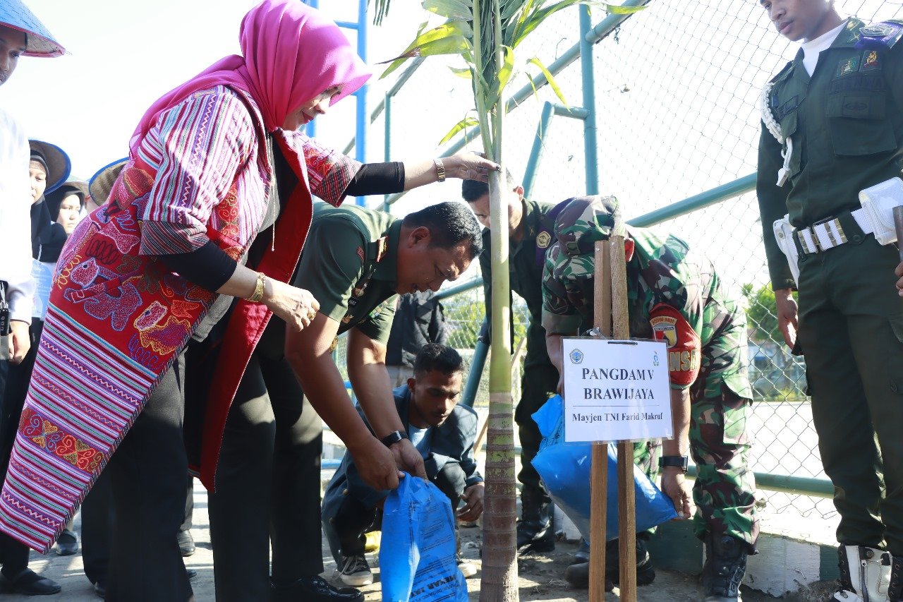 Pangdam V Brawijaya Bekali Wawasan Kebangsaan ke Maba Unitomo 1