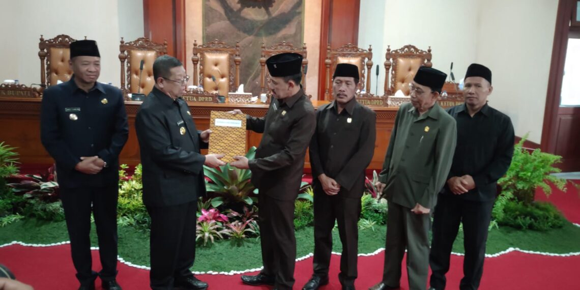 Ketua DPRD kabupaten Tulungagung, Marsono S.Sos, saat menerima ranperda perubahan APBD tahun anggaran 2023 dari Bupati Tulungagung, Drs Maryoto Birowo MM.