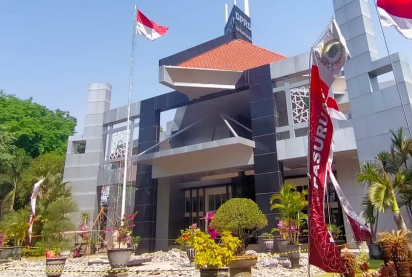 Halaman Gedung DPRD Kabupaten Pasuruan sedang diperbaiki