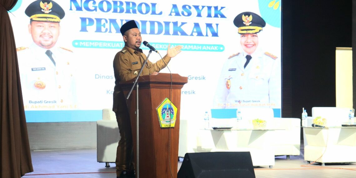 Bupati Gresik saat memberikan sambutan pada acara ngobrol asik pendiikan kolaborasi Dinas Pendidikan Gresik dan KWG
